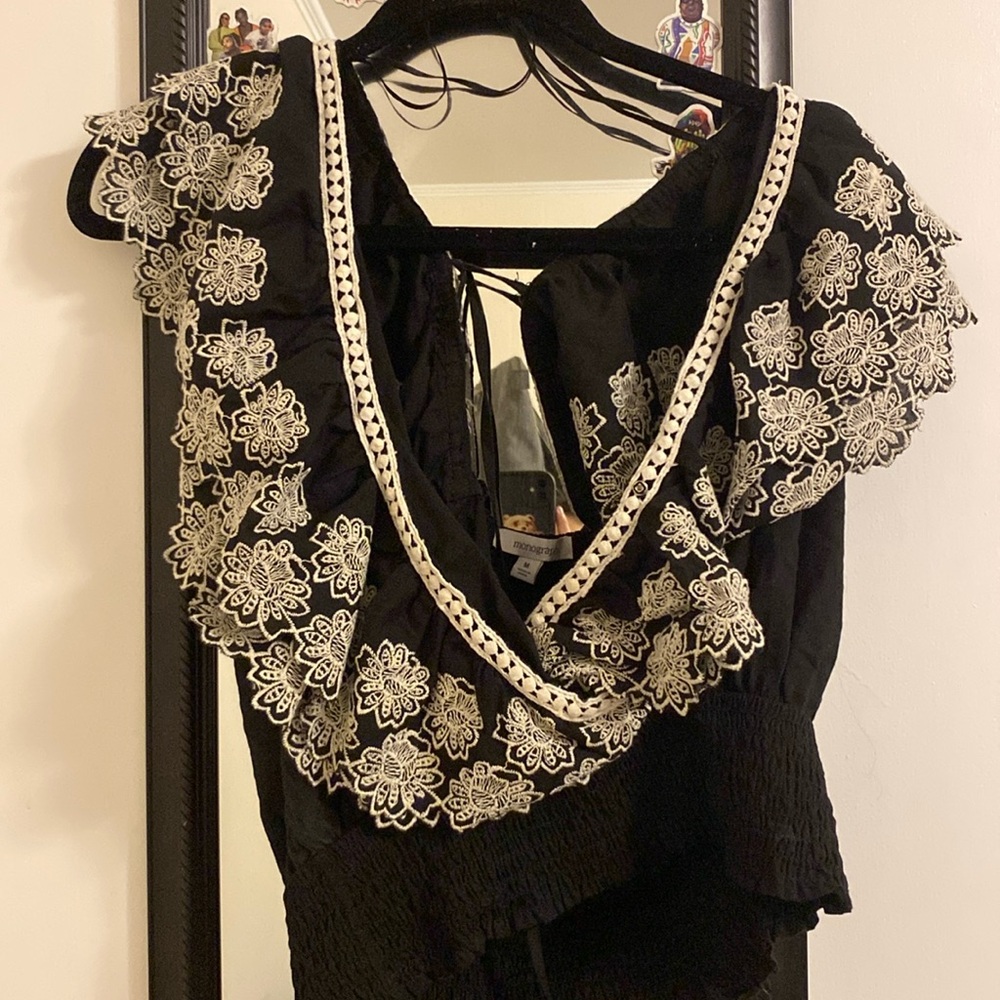 Cute crop top shirt, size medium